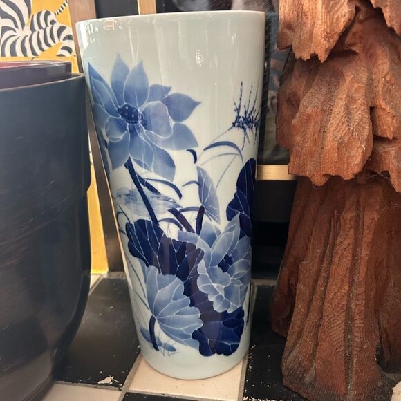 Vintage Chinese ceramic lotus vase in blue and white home - Picture 1 of 11